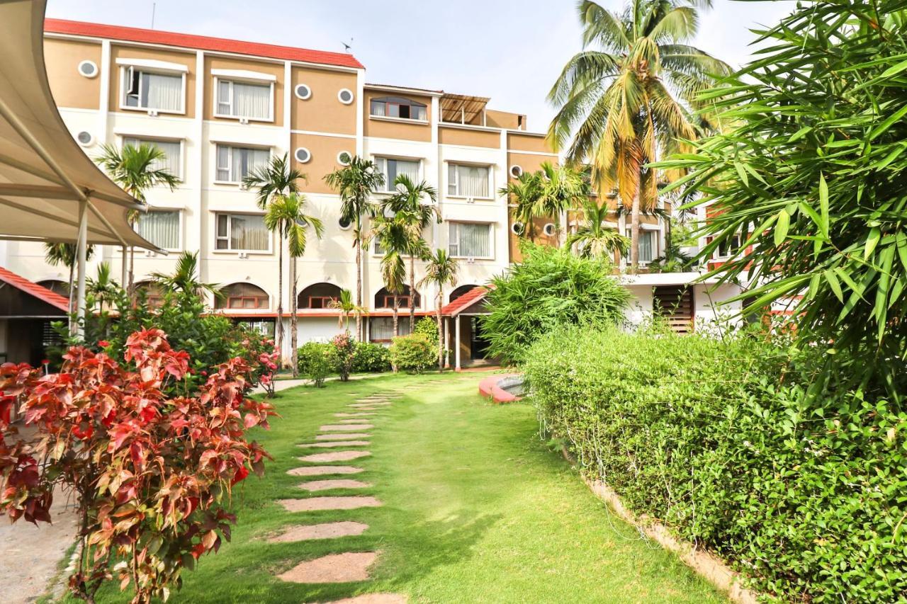 Palette - Holiday Palms Bangalore Exterior foto